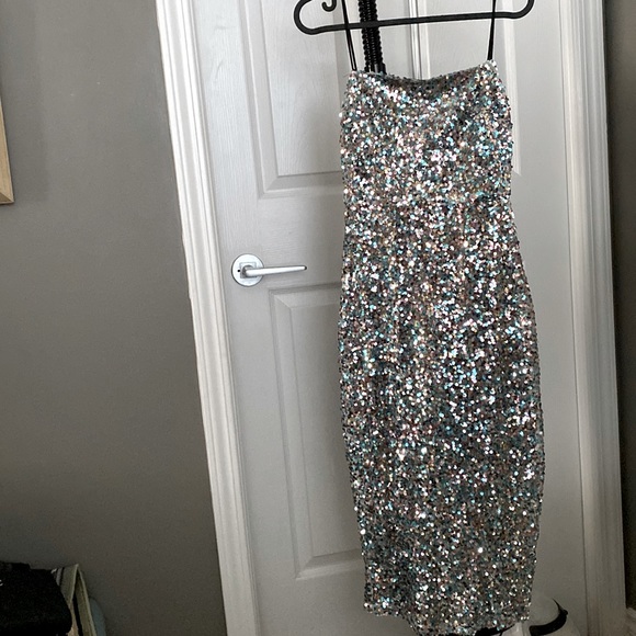 Beautiful body hugging sequin midi dress. Great for formal events, weddings, etc - Picture 2 of 6